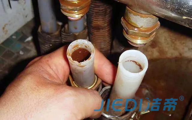 地暖管用久了竟这么脏？地暖管道用3年不洗就废